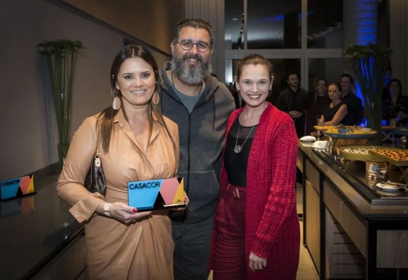 A arquiteta Viviane Tabalipa, Orlando Ribeiro e Daliane Nogueira.