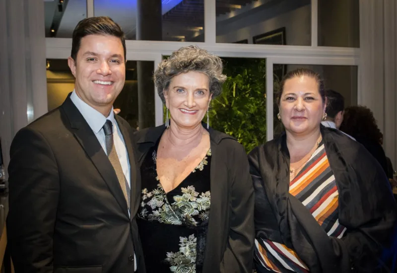 Marina Nessi, diretora da CASACOR Paraná; Guto Silva, chefe da Casa Civil do Governo do Estado; e **perguntar outra mina**