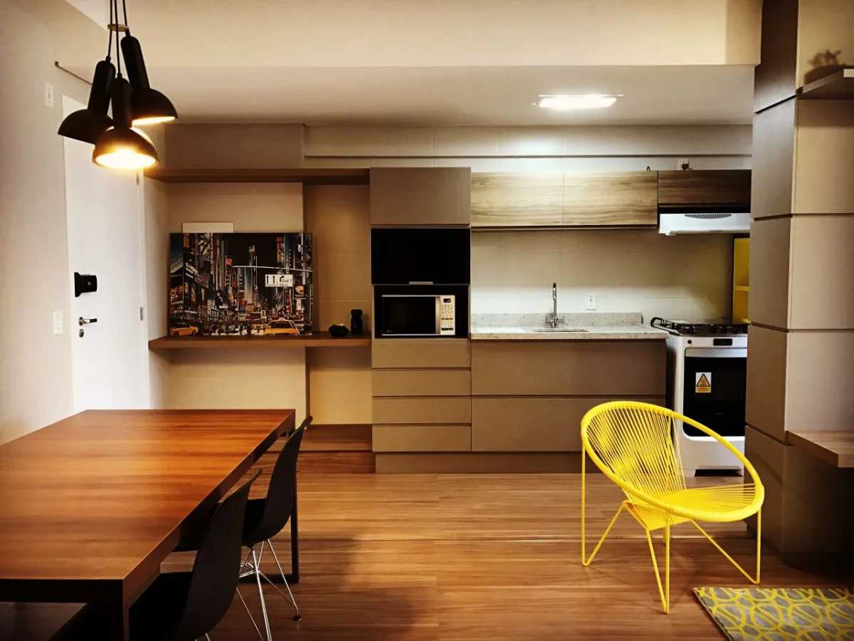 Com algumas mudanças, dá para deixar a cozinha equipada, a sala confortável e o quarto aconchegante para os hóspedes. E, de quebra, garantir recomendações no site. Gabriela Pelegrina. Foto: Divulgação