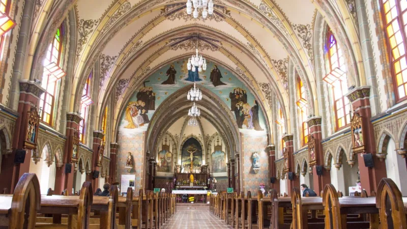 Interior da Igreja Bom Jesus dos Perdões, no Centro de Curitiba, que abriga uma das maiores festas de Santo Antônio do Paraná.