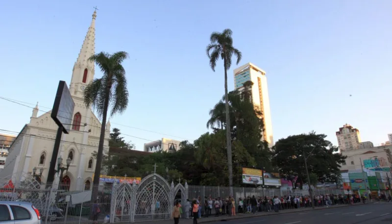 Fila para comprar o bolo de Santo Antônio antes da pandemia.