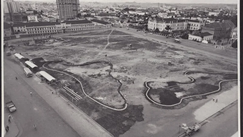 Praça Rui Barbosa em abril de 1955. À esquerda, o prédio do antigo Quartel; à direita, a Santa Casa de Misericórdia e vista parcial da Paróquia do Senhor Bom Jesus dos Perdões.