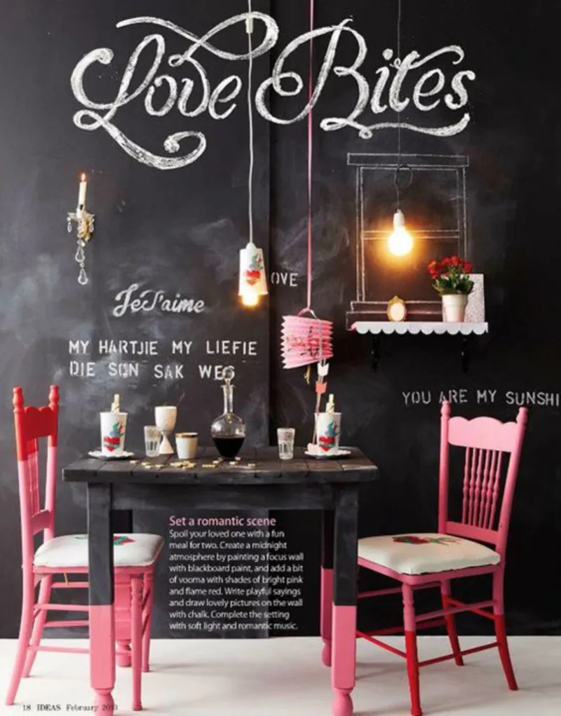Mesmo quem não tem tanto espaço em casa, pode reservar um cantinho para fazer uma graça. Olha que linda essa solução com cadeiras coloridas e frases românticas na parede.
Foto: Pinterest