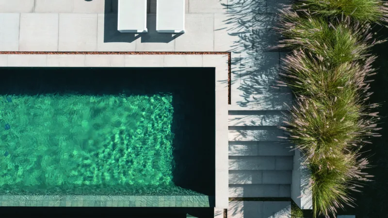 Pedra atérmica garante circulação mais agradável ao redor da piscina.