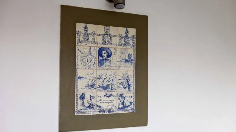 Em uma das casas, um painel em azulejos retrata passagem da obra 'Os Lusíadas', de Luís de Camões.