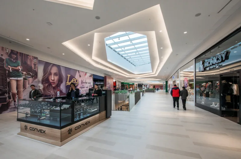 Abundância de luz natural é conquistada com os "rasgos" em toda a extensão do shopping. Foto: Letícia Akemi / Gazeta do Povo.