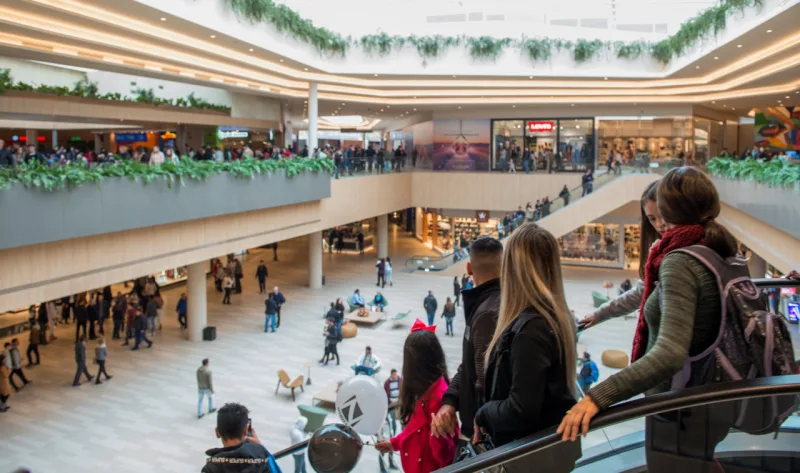 A planta do shopping foi pensada para que os corredores formassem o número "oito". Foto: Letícia Akemi / Gazeta do Povo