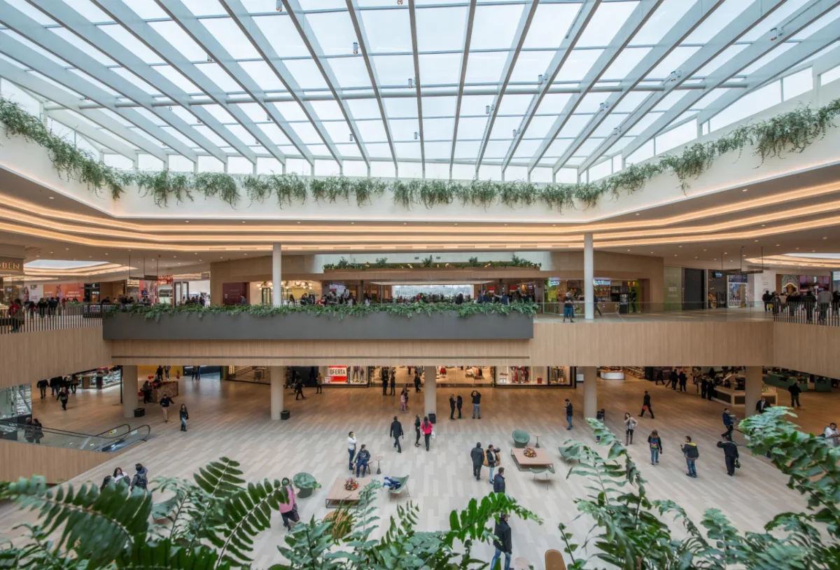 Jockey Plaza tem 200 mil metros quadrados de área construída. O projeto arquitetônico é de Doria Lopes Fiuza, com interiores do Studio Arthur Casas. Foto: Leticia Akemi / Gazeta do Povo 