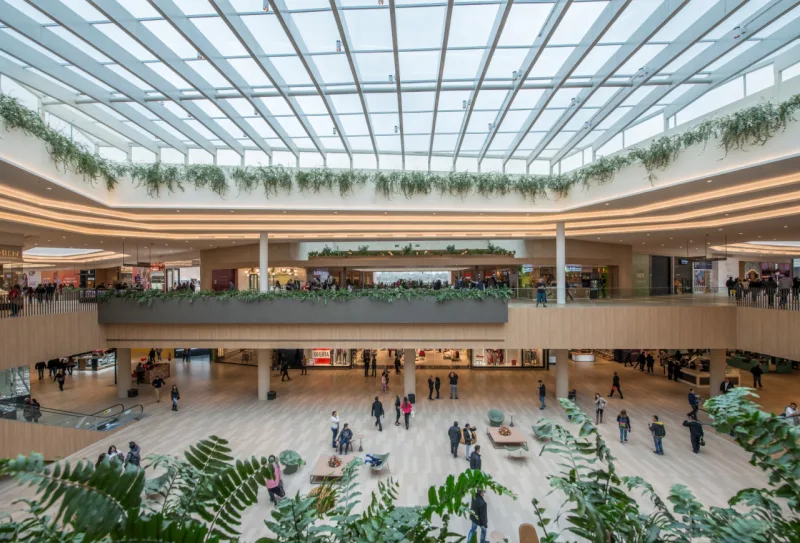 Jockey Plaza tem 200 mil metros quadrados de área construída. O projeto arquitetônico é de Doria Lopes Fiuza, com interiores do Studio Arthur Casas. Foto: Leticia Akemi / Gazeta do Povo 