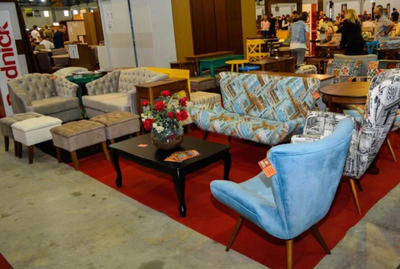 Sofás, poltronas e estofados em geral estão entre os destaques da Feistock. Foto: Divulgação
