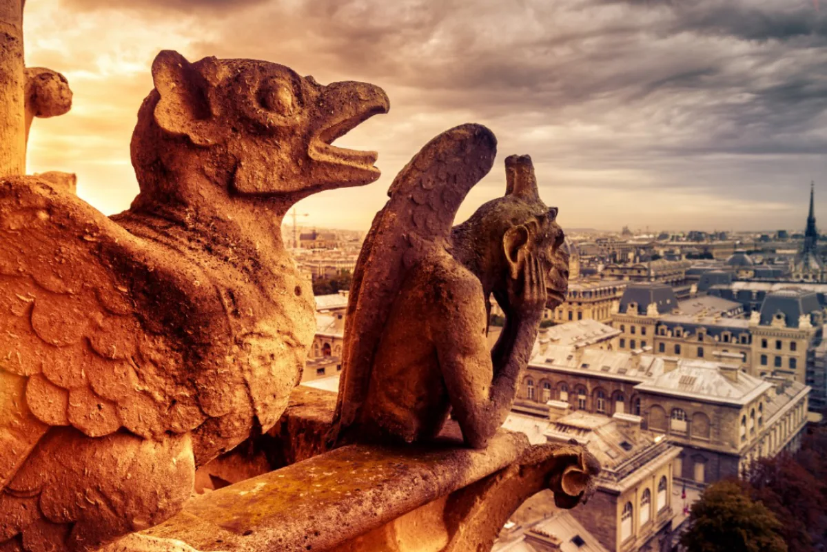Gárgulas e quimeras da Catedral de Notre-Dame observam do alto a cidade de Paris. Foto: Bigstock