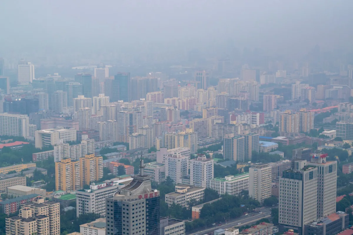 A qualidade do ar na grandes cidades é um problema urbano e de saúde pública. Foto: Unsplash. 