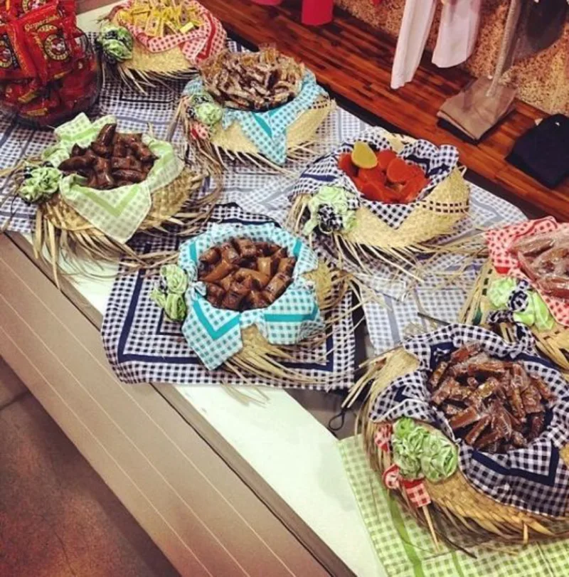 Use chapéus de palha como potinhos para as comidas. Dar uma nova função ao objeto dá um toque lúdico à decoração e só exige que você revista internamente o chapéu com algum tipo de tecido ou guardanapo colorido da sua preferência.
Foto: log Nathalia Kalil/Pinterest/Reprodução