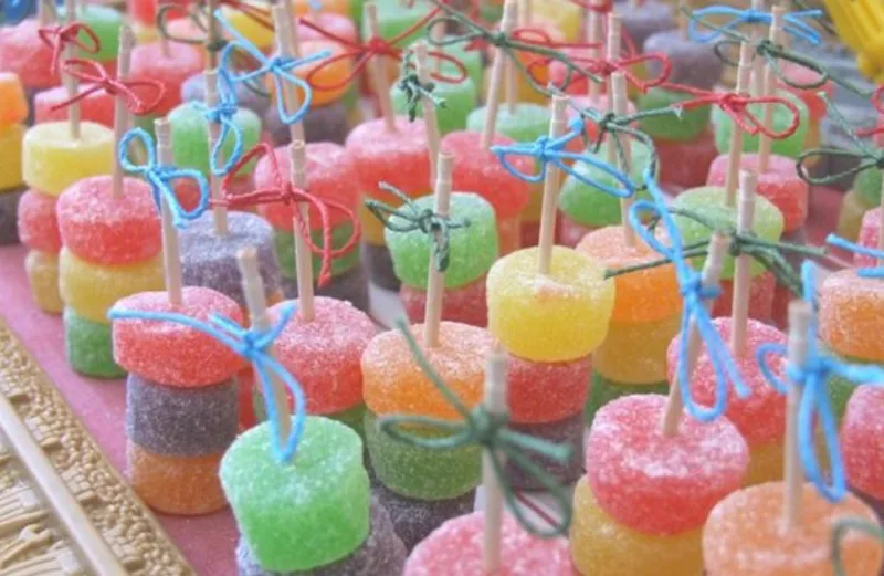 As comidas são os protagonistas. Por isso, explore suas diferentes cores. Uma sugestão interessante é juntar balas de goma coloridas em espetinhos, e pronto!
Foto: Reprodução Pinterest