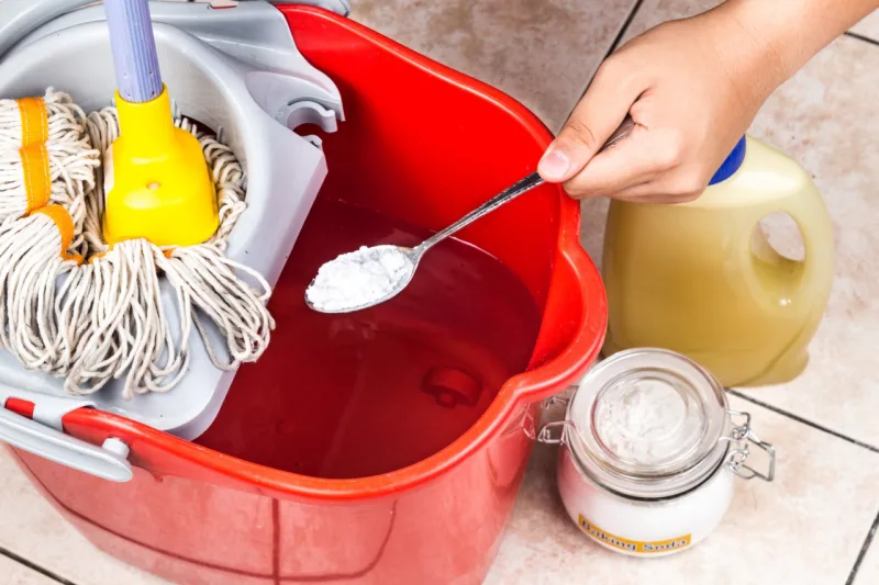 O bicarbonato de sódio é um ótimo produto de limpeza e desodorizador de vários produtos em casa.
Foto: Bigstock.