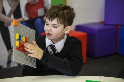 Lego faz parceria com Brasil e cria peças em Braille para ajudar crianças com deficiência visual