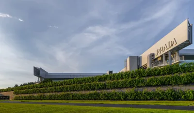 Arquitetura dos complexos industriais do Grupo Prada transforma fábricas em jardins