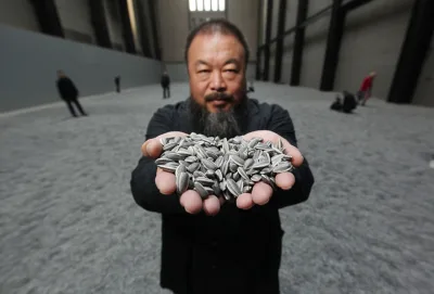 A maior exposição individual do artista chinês Ai Weiwei chega a Curitiba no dia 3 de maio. A obra Sementes de Girassol está entre elas, com milhares de sementes feitas por 1.600 artesãos chineses, uma diferente da outra. Assim, levanta debate sobre a produção em massa e perda da individualidade. Foto: divulgação