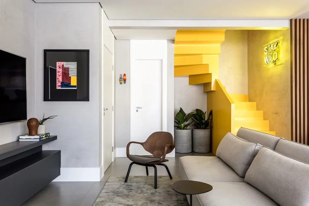 O contraste entre os tons amadeirados,
o branco, o cinza e o amarelo da
escada cria uma composição equilibrada
no apartamento Pipa, de
Giuliano Marchiorato. Fotos: Eduardo Macarios / Divulgação