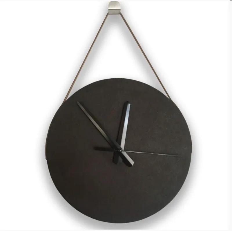 O relógio Coffee o’clock
é feito a partir da borra
do café e tem ponteiros
pretos em alumínio.
Mede 25 cm de diâmetro
e custa R$ 180, na
Recoffee Design.