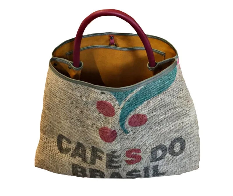 Bolsa assinada por Saulo Cesar, para MARROC,
marca autoral de upcycle de resíduos. Feita em
lona, saca de café e resíduos de couro, por 599.
@saulocesardesigns.