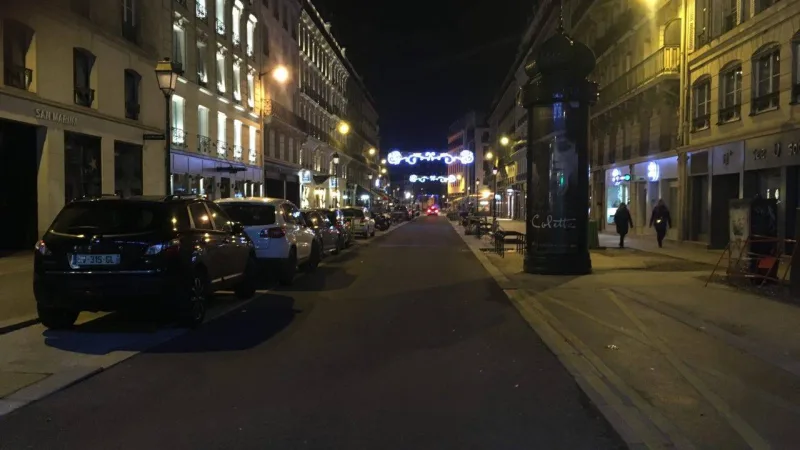 Ruas de Paris diminuem o espaço para carros.