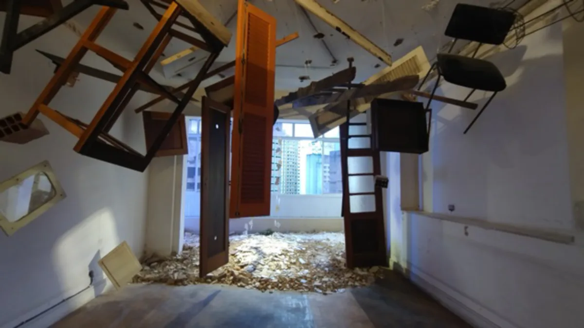"Virgínia em suspensão", instalação da exposição "Quanto tempo temos?". Crédito: Cristina Seciuk/HAUS