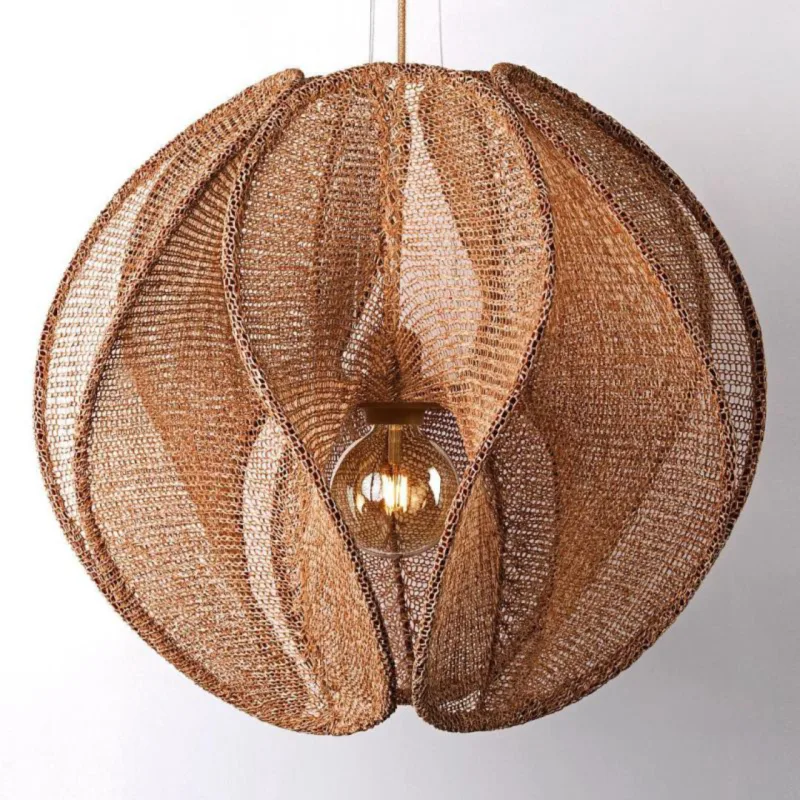 O pendente assinado pela Digitalab, feito de cortiça reutilizada, é uma das peças premiadas pelo júri da feira. Foto: Sthlmfurnfair/reprodução