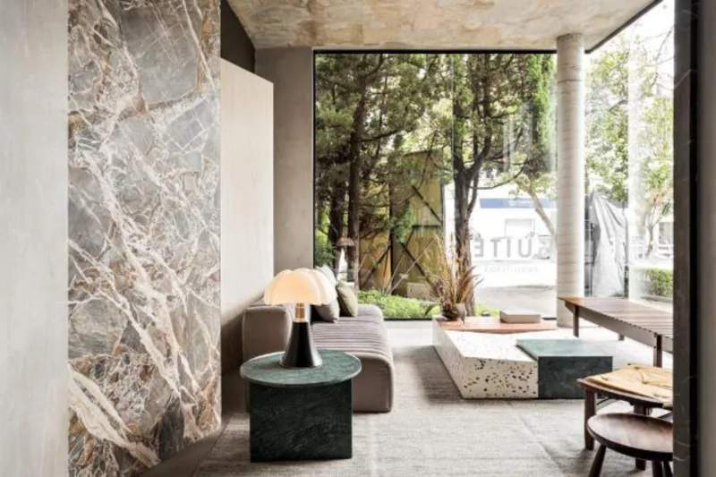 Vitrine da NPK Mármores, assinada pela Suíte Arquitetos. Crédito: Divulgação