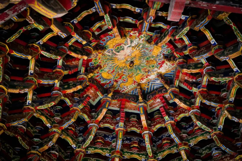 Templo de Lukang Longshan, em Taiwan, inclui murais pintados, esculturas em madeira e o maior teto de madeira do país. Foto: divulgação/Google