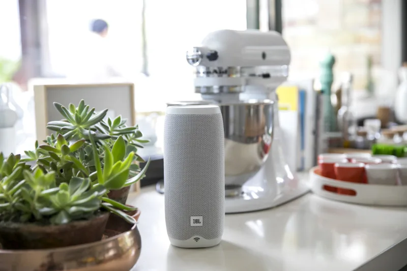 Na cozinha, uma das possibilidades é ligar a batedeira a uma smart plug. Ela vai possibilitar o comando "ligar batedeira". Foto: Luciana Naaith/divulgação