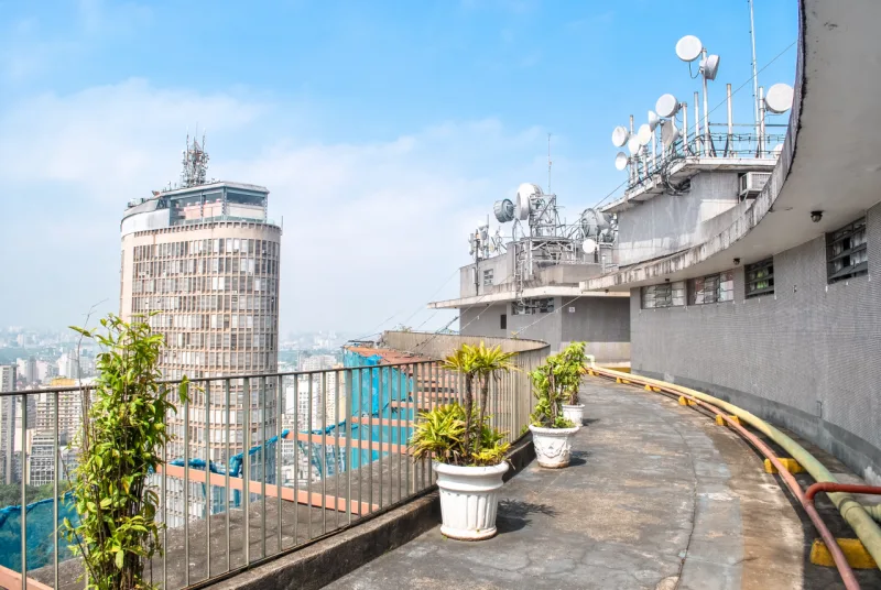 Visita gratuita dá acesso ao terraço do prédio. Foto: Blog Turistando / Unsplash.