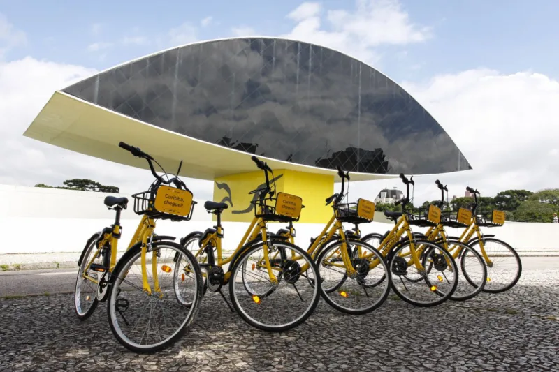 A Yellow, empresa brasileira de soluções de mobilidade urbana individual, passa a oferecer o serviço de compartilhamento de bicicletas no sistema dockless (sem estação para retirada e devolução) e patinetes elétricos em Curitiba, disponíveis em regiões da cidade como a do Museu Oscar Niemeyer (MON). Foto: Cassiano Rosario/Gazeta do Povo