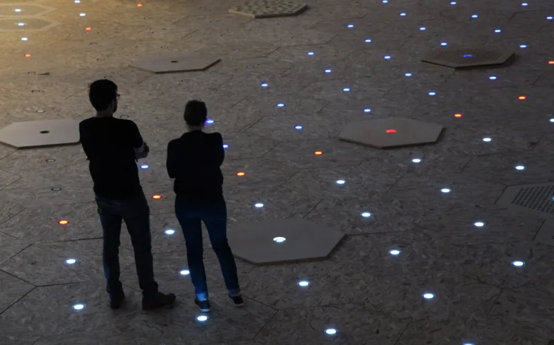 A Dynamic Street traz módulos hexagonais encaixados, permitindo que tenham diferentes usos durante o dia, de acordo com a necessidade do espaço público. Foto: Divulgação
