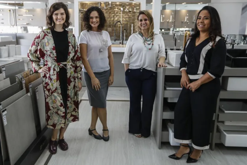 Luciane Benevides, gerente da Impermix; Graziela Rockenbach, representante da Deca; Daliane Nogueira, editora de HAUS e Aléxia Saraiva, repórter de HAUS. Foto: Jonathan Campos/Gazeta do Povo
