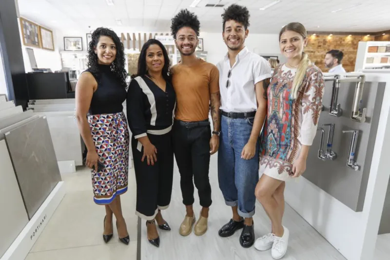 Fernanda Walter, Luciane Benevides, e Nicholas Oher, Fabio Marx e Paloma Bresolin, todos da Ohma Design. Foto: Jonathan Campos/Gazeta do Povo
