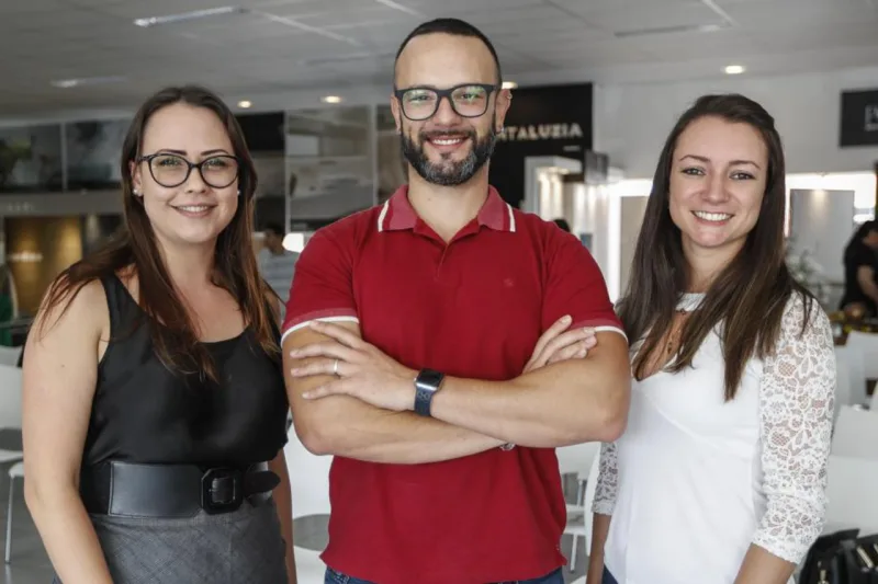 Os arquitetos Leonardo Gazzalle, Jaqueline Samoyedem e Juliana Alferes. Foto: Jonathan Campos/Gazeta do Povo