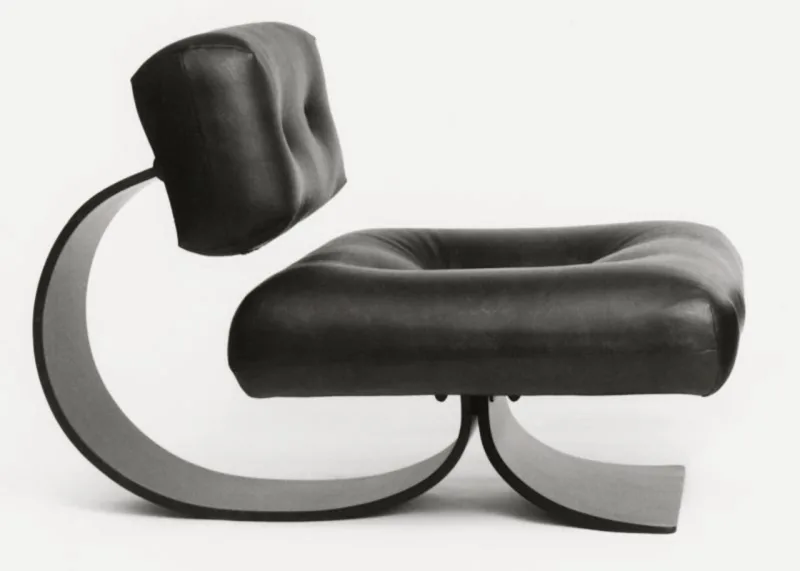 A poltrona alta, de Oscar Niemeyer, é uma das peças em exposição. Foto: Divulgação