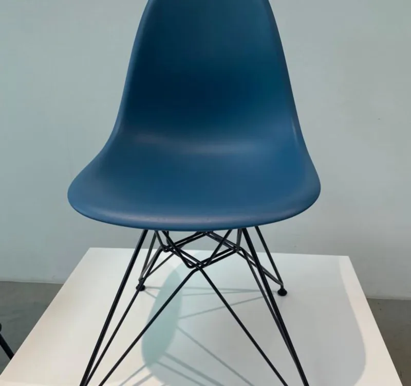 Eames Plastic Chair RE será lançada oficialmente ao mercado em 2024.