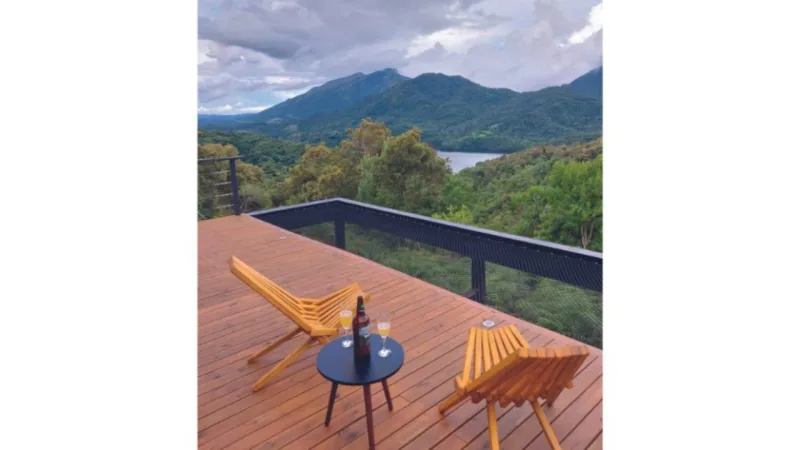 Deck na área externa conta com rede suspensa para descanso e hidromassagem ao lado da estrutura.