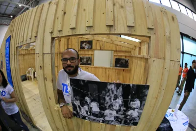 Raphael Gonzaga, coordenador do TETO em Curitiba, mostra a casa padrão da ONG. Foto: Michel Willian/Gazeta do Povo