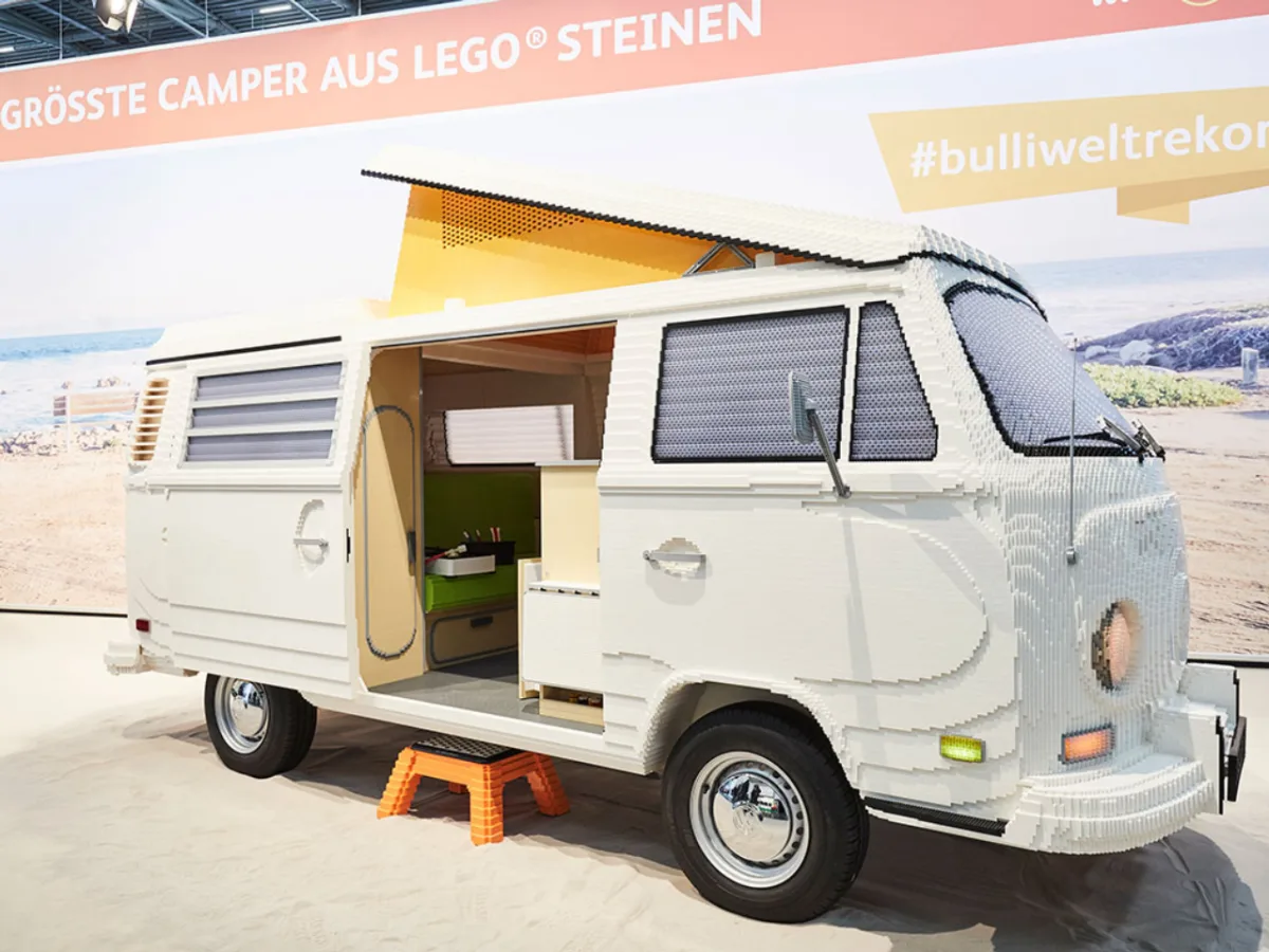 Projeto surpreendente de designers alemães transformou 400 mil peças de LEGO em uma Kombi de tamanho real. Fotos: Divulgação 