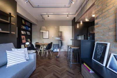 Inclusão de revestimentos atemporais foi a principal mudança no projeto de reforma em apartamento de 59 m²  assinado pelo escritório K+S Arquitetos. Fotos: Marcelo Donadussi / Divulgação