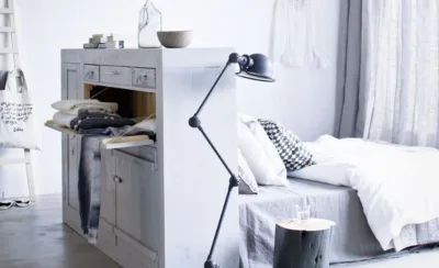 Veja como afastar a cama da parede e ganhar mais fluidez no quarto. Fotos: Pinterest/Reprodução