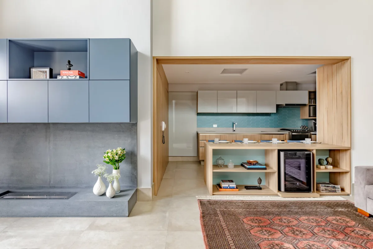 Duplex no Panamby, em São Paulo, faz casamento perfeito entre soluções modernas e clássicas para ambientes aconchegantes e com personalidade. Fotos: Marcelo Kahn/Divulgação