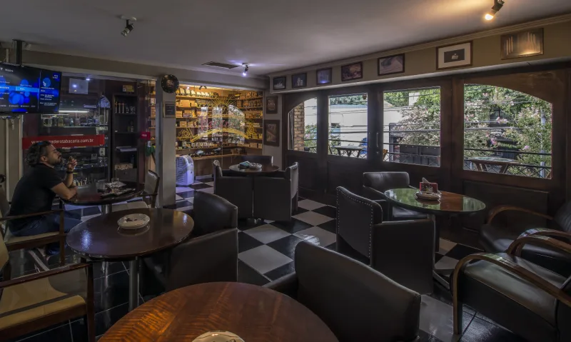 No espaço de 100m², assinado pela arquiteta Ana Letícia Virmond, a Varadero abriga uma charutaria, um bar e uma cafeteria.