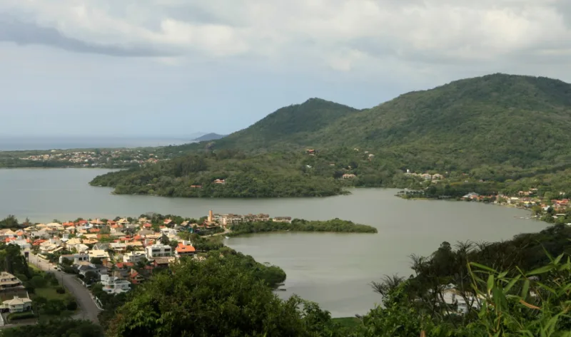 LAGOA - FLORIANOPOLIS - 28/10/2010 - TURISMO - Lagoa da Conceição e Dunas da Joaquina vistas do mirante . Foto : Antonio Costa / Agência de Notícias Gazeta do Povo