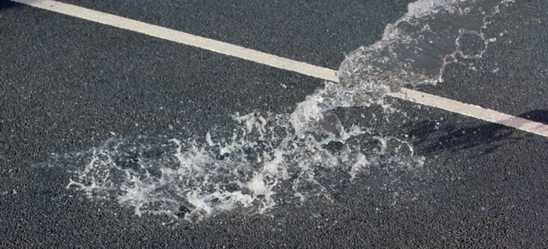 O concreto utilizado tem uma composição diferente da tradicional, que permite que ele absorva a água como uma esponja. Foto: Reprodução/Tarmac