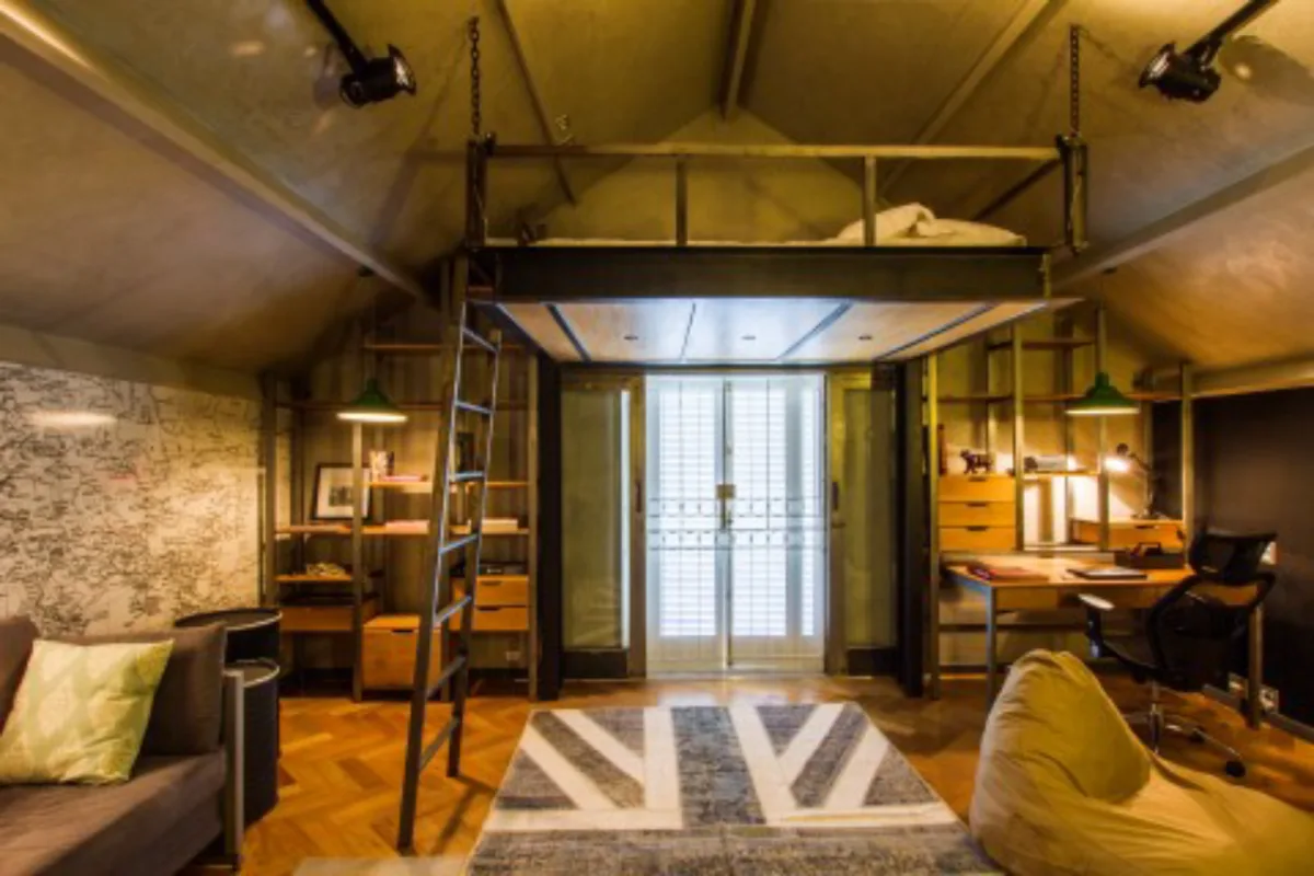 Decoração industrial e cama suspensa transforma quarto de 23m² em um loft. 
Fotos: Jafo Fotografia / Divulgação 