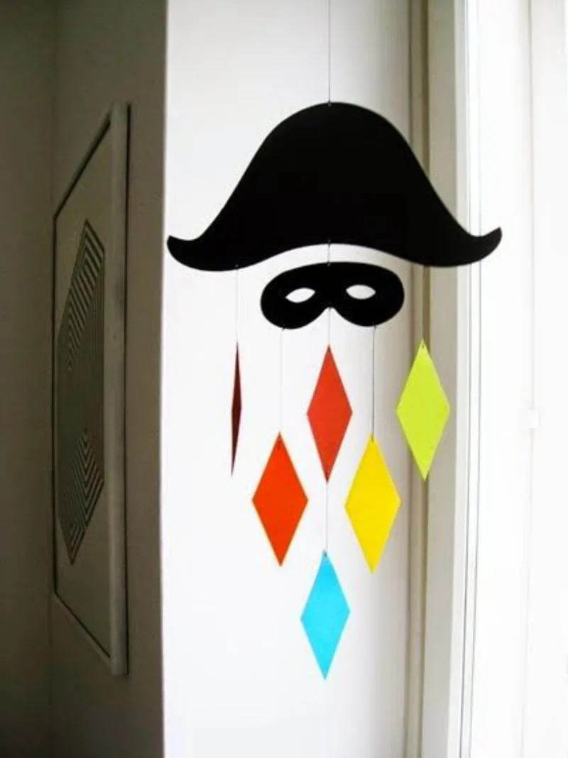 Um móbile de pirata pode dar as boas-vindas aso convidados. É só cortar os papéis nos formatos e colar os fios. Foto: Reprodução/Pinterest